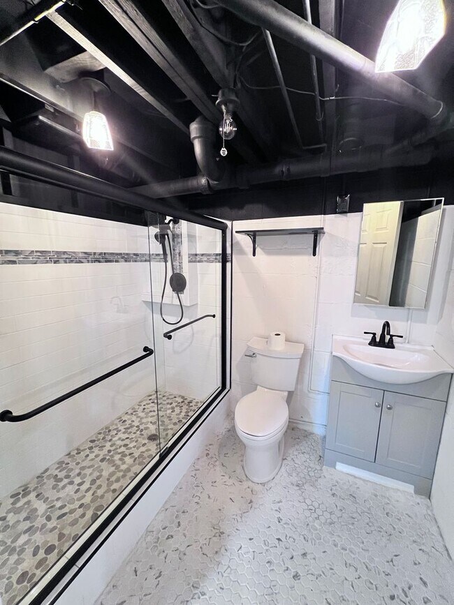 Building Photo - 1 BED 1 BATH ALL UTILITES INCLUDED