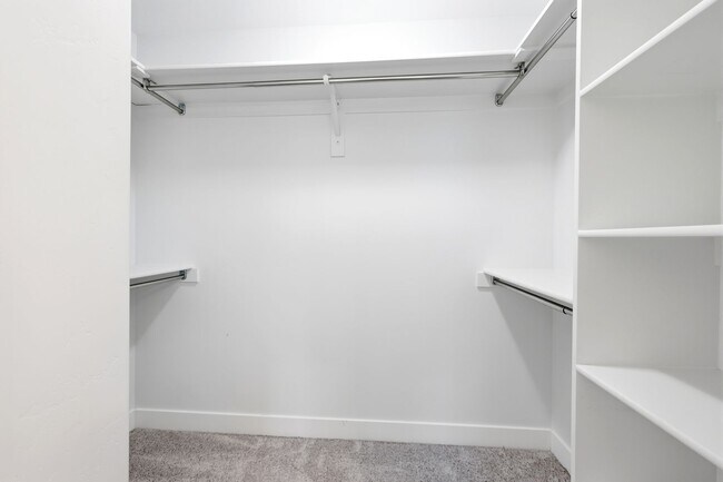 Building Photo - Waters Edge Townhome