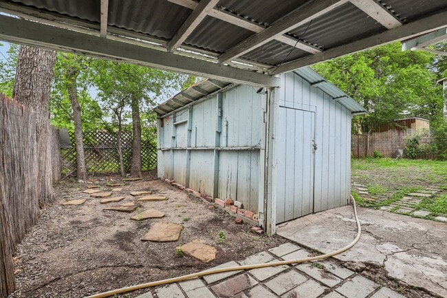 Building Photo - 2310 N Sabinas St