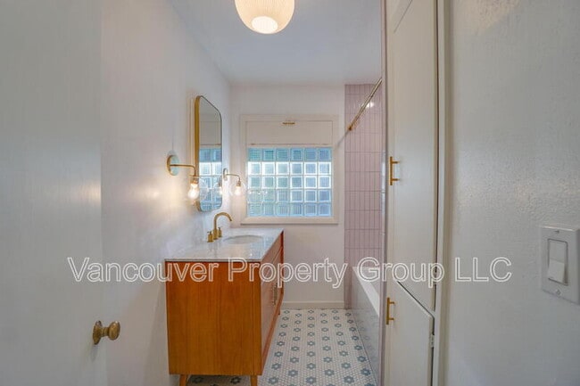 Building Photo - 8709 NE 63rd St
