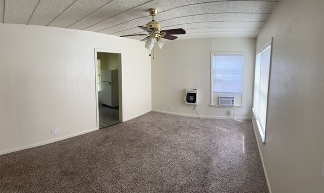 Building Photo - Charming 2 Bedroom. 1 Full Bath Home in We...