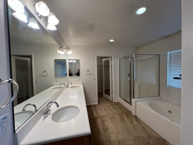 Building Photo - Breathtaking 2 Story Home Built in 2005 with 3279 sq. ft. in West Lancaster