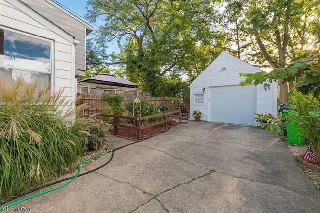 Building Photo - 1501 E 248th St