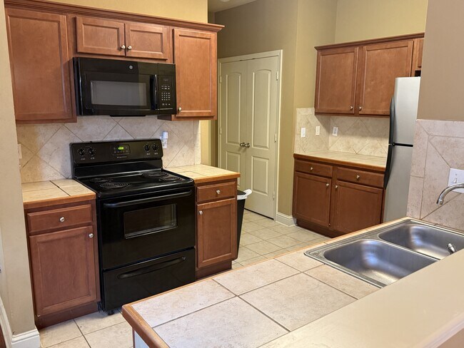 Building Photo - 43215 Creek Cir