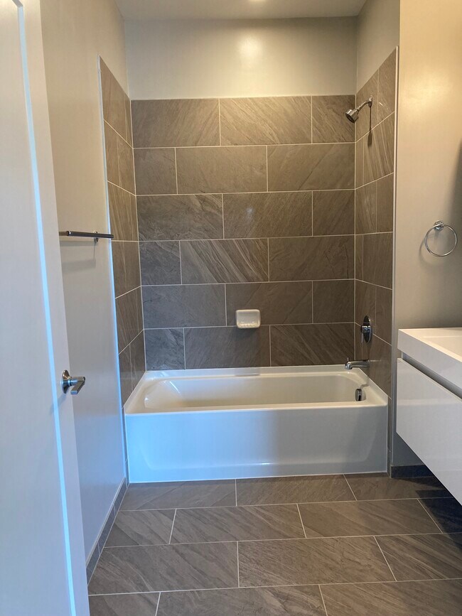 Full Bath #2/ensuite - 989 S Buchanan St