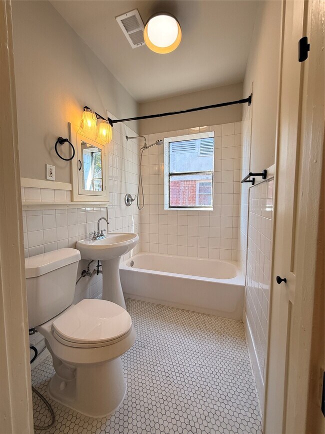 Building Photo - 1201 W Gray St