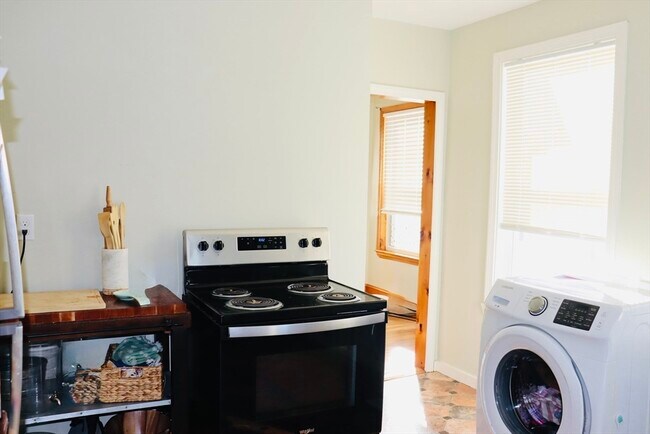 Building Photo - 10 Cushing St