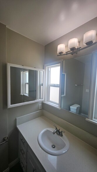 Building Photo - 812 N Fuller Ave