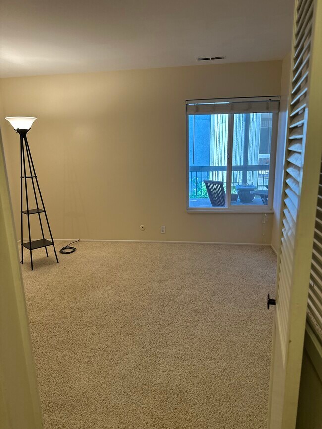 Building Photo - Waterbury Way condominium - utilities included