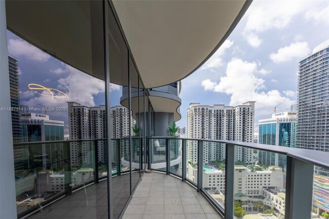 Building Photo - 1000 Brickell Plaza