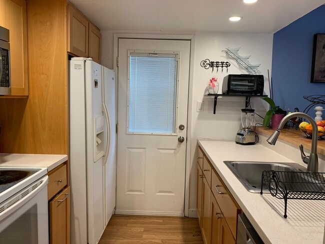 Building Photo - Townhouse available