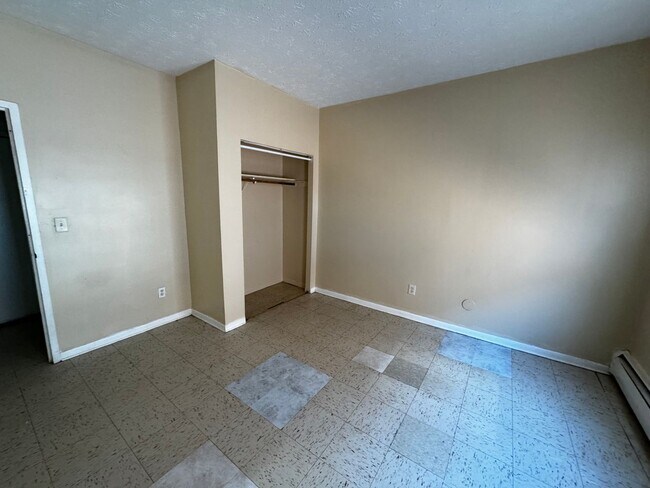 Building Photo - 4 Bedrooms 2 Bath Apartment with Heat and ...