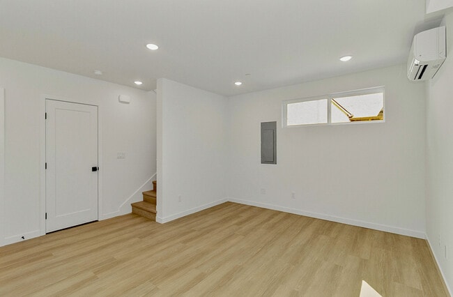 Building Photo - 832 S Sullivan St