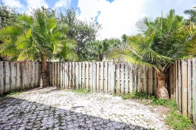 Building Photo - 2412 NE 41st Pl