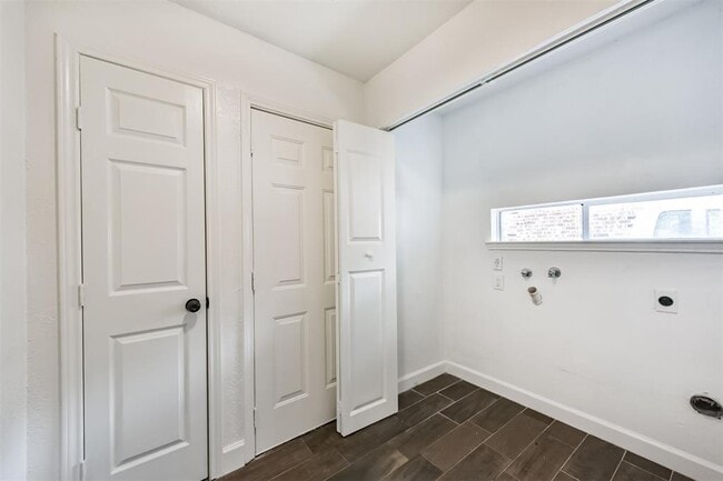 Building Photo - 210 Gentilly Dr