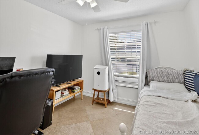 Building Photo - 9101 Jacaranda Ln