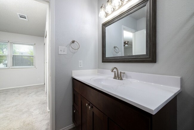 Building Photo - Remodeled Townhome with Granite & Stainless appliances