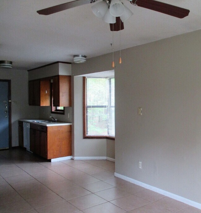 Building Photo - 907 Fisher Ln