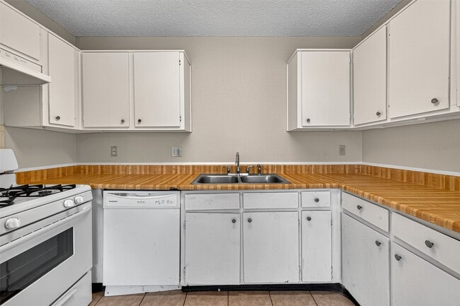 Building Photo - 7407 Alegria Dr