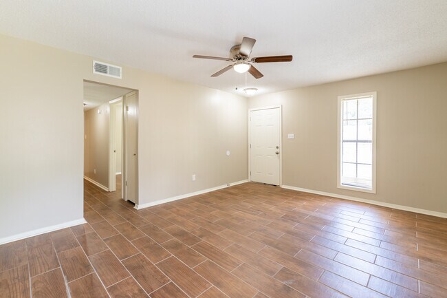 Building Photo - 3869 Winwood Dr
