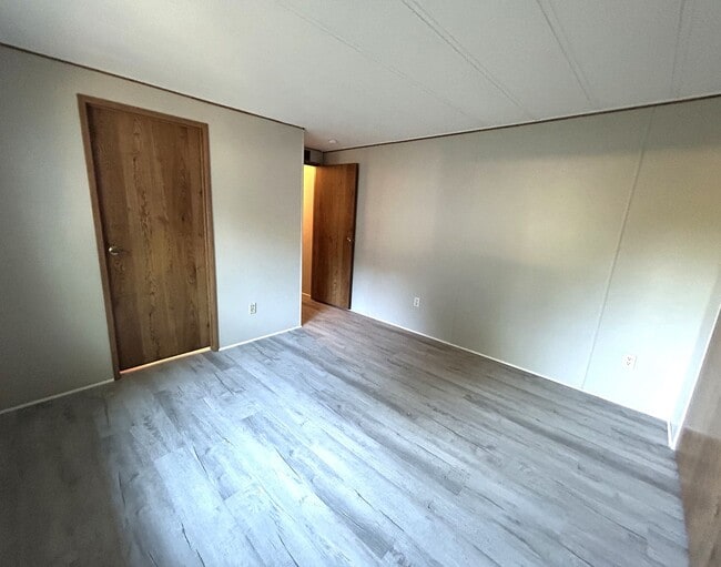 Building Photo - 2 bedroom 2 bath with large front & back y...