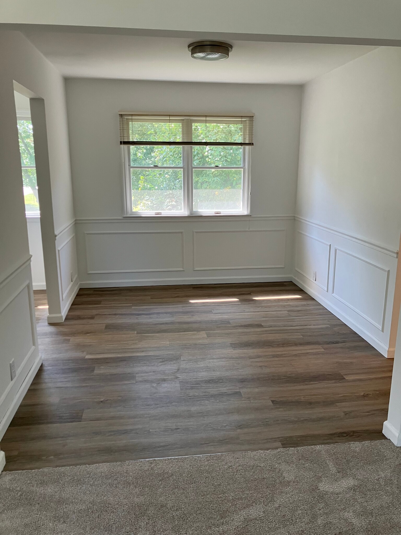 Dining room with crown molding - 5601 N Humboldt Ave