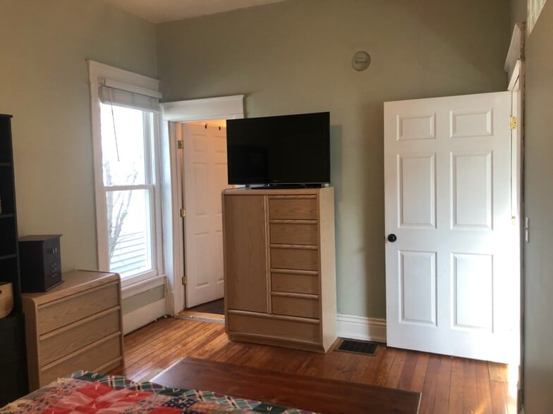 Master - 1819 Deerwood Ave