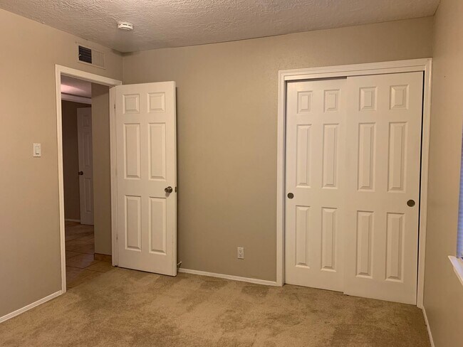 Building Photo - 812 Oro Real NE