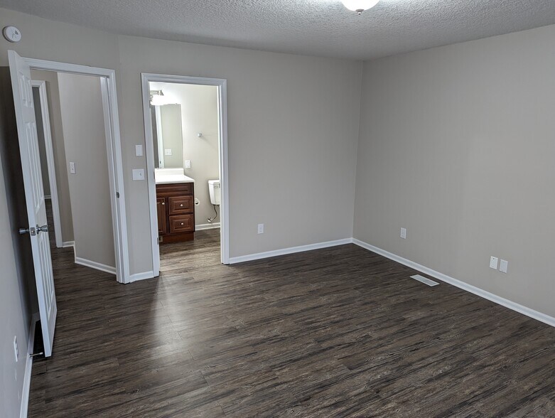 Master Bedroom - 15210 Water Oak Plz
