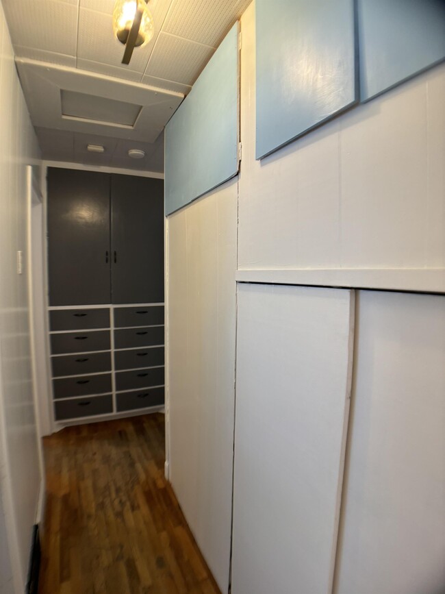 Building Photo - 1007 Bonneville Ave
