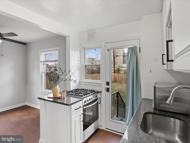 Building Photo - 2236 Arlington Terrace