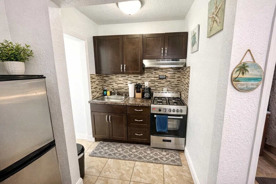 Building Photo - 338 Van Buren St