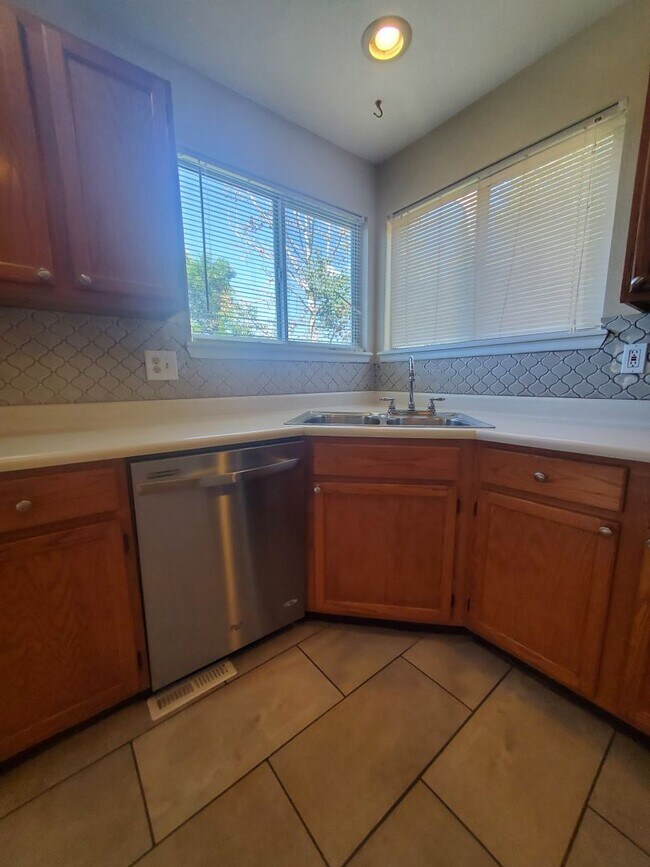 Building Photo - 3 Bedroom Home w Extra Room and 2 Car Garage in Stratford Lakes!
