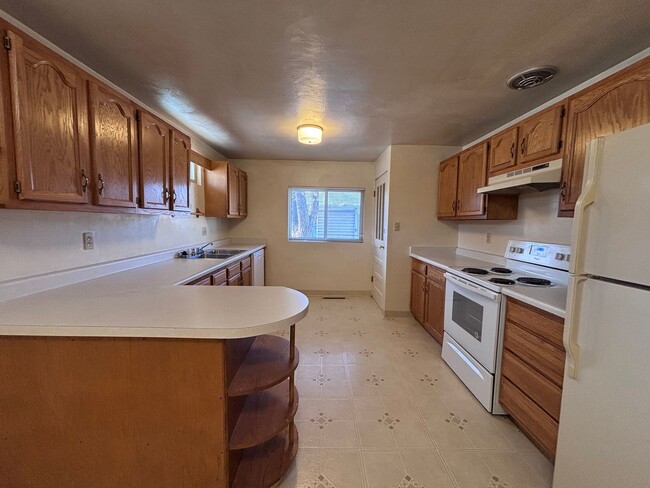 Building Photo - 4 bed, 2 Bath near Old Colorado City - MileStone Real Estate Services