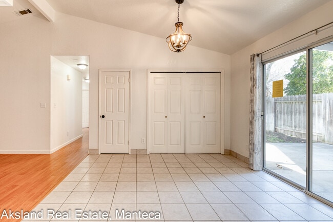 Building Photo - 15046 Cambridge Dr