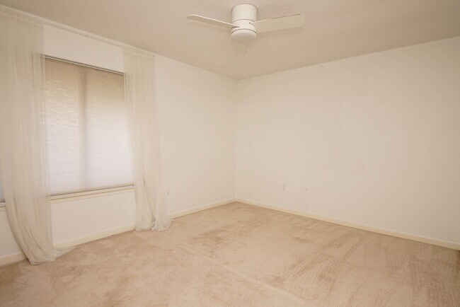 Building Photo - Bluewater Bay Townhome - 6 month lease Only