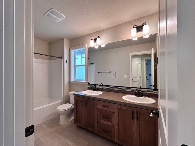 Building Photo - Incredibly Large 4 Bed 2.5 Bath Charmer!