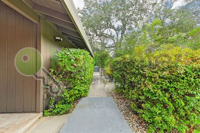 Building Photo - 9635 Oak Leaf Way