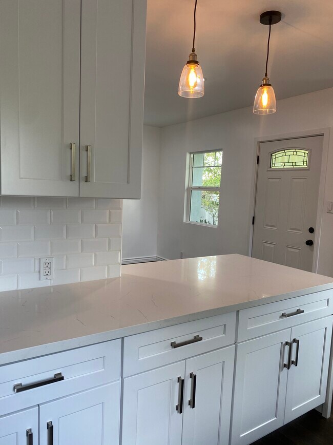 Building Photo - 2825 Moss Ave