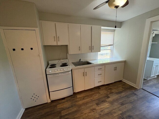 Building Photo - Studio Apartment with 1 Bathroom in Histor...