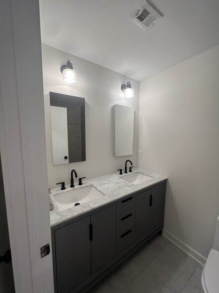 Double vanity. - 534 Taylor St NW