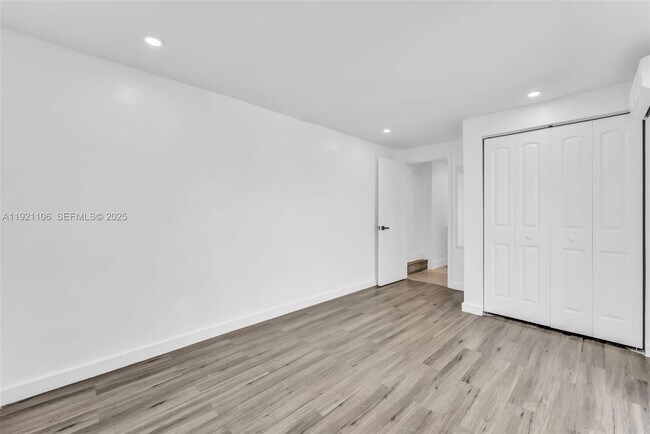 Building Photo - 4917 SW 43rd Terrace