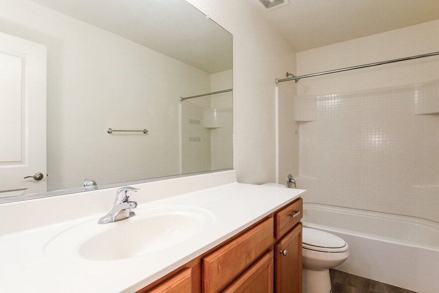 Building Photo - 5804 S 10th Dr