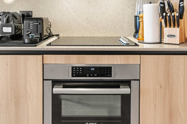 Building Photo - 121 NE 5th St