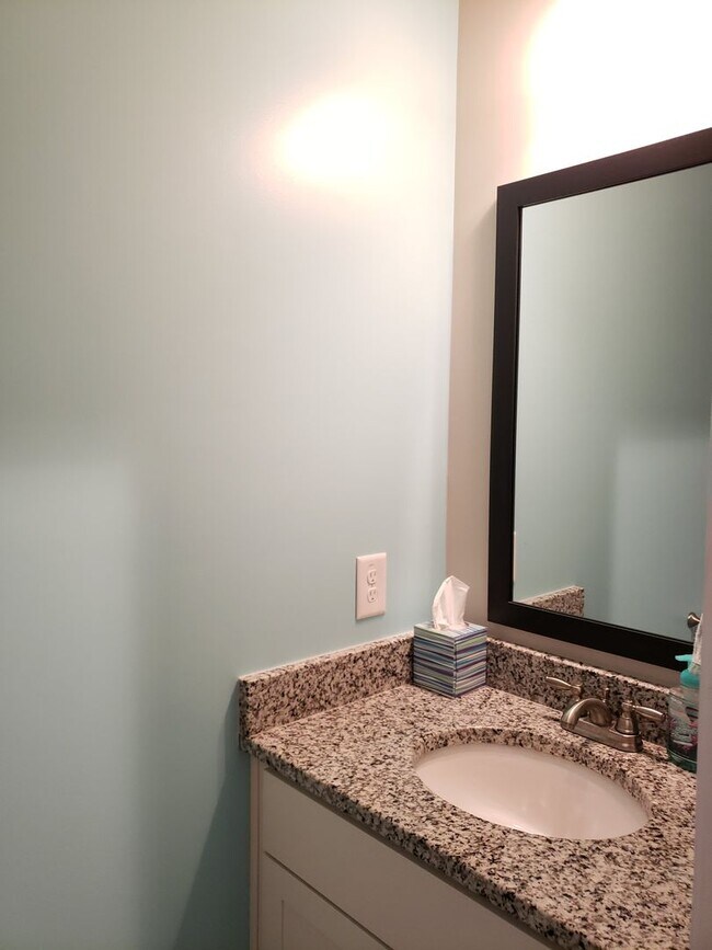 Building Photo - Near Exit 1! Close to I-24! HUGE Kitchen I...