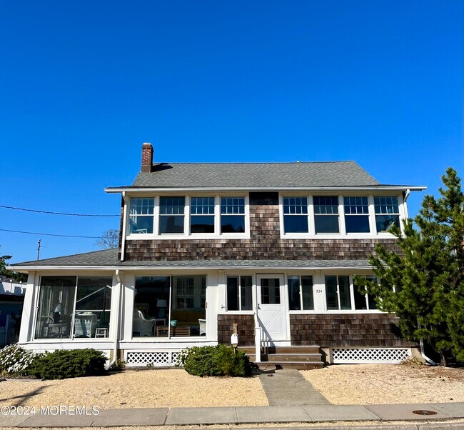 Building Photo - 724 East Ave