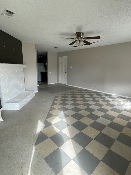 Building Photo - 127 Willow Brook Dr