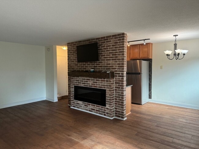 Building Photo - Gorgeous Modern Condo with Private Patio, ...