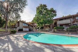 Building Photo - Location, Location! Easy Living in Walnut Creek near Heather Farms/John Muir