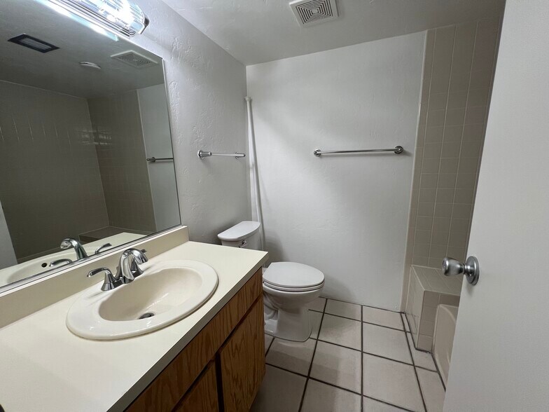 Guest Bathroom - 5675 N Camino Esplendora